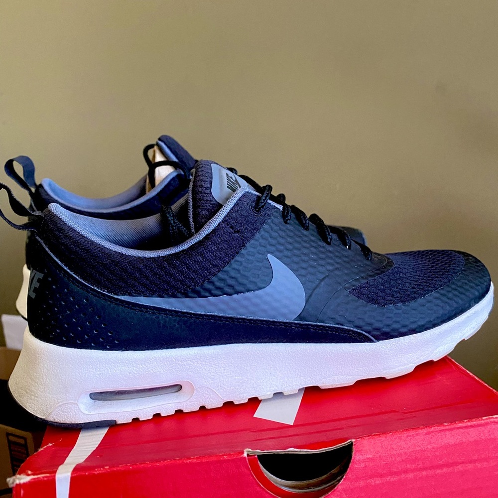 NIKE | WOMENS THEA SNEAKER | SIZE 9